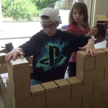 Niños divirtiéndose con un kit de construcción de fuertes